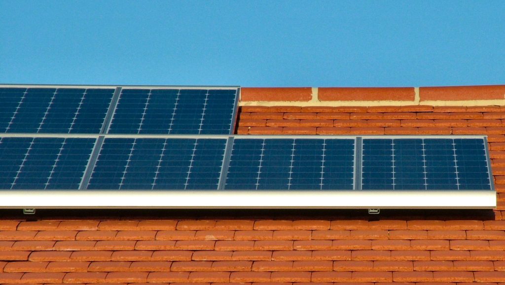 Para quem tem uma conta de luz que gira em torno de R$ 250, são necessárias seis placas fotovoltaicas para manter o fornecimento de energia. Foto: Pixabay/Reprodução