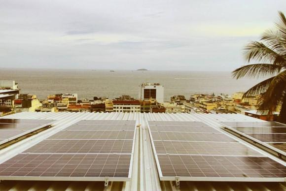 Duas em cada três centrais de autogeração de energia foi instalada em 2016 Até o final de 2015, todos os países do mundo computavam uma potência instalada solar fotovoltaica de 234 GW