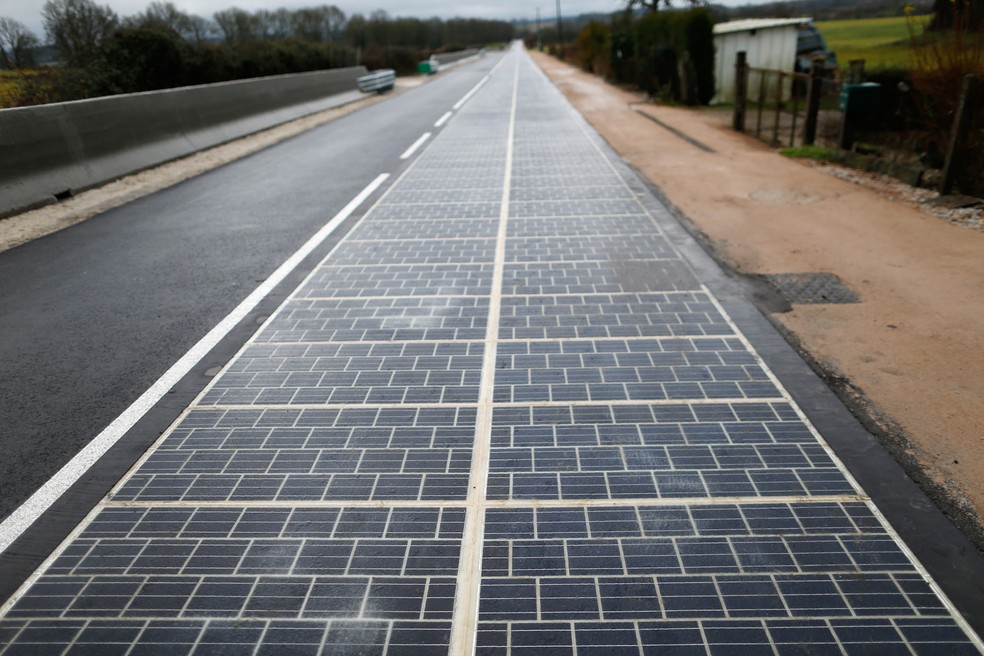 Estrada formada por painéis solares é vista após sua inauguração em Tourouvre, no noroeste da França (Foto: Charly Triballeau/AFP)