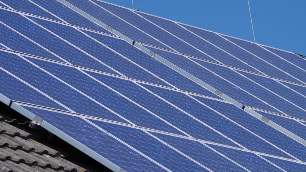  preço dos coletores fotovoltaicos de 270 watts (com tamanho aproximado de 1,65 m por 1 m) varia de R$ 780 a R$ 1.100. Foto: Pixabay/Reprodução