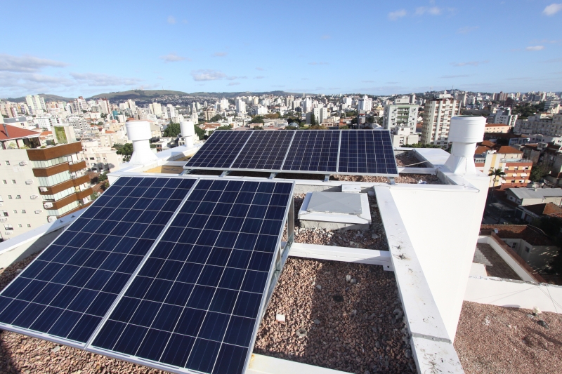 Uso de dispositivos como painéis fotovoltaicos para fornecer eletricidade está em expansão no Brasil - JOÃO MATTOS/ARQUIVO/JC